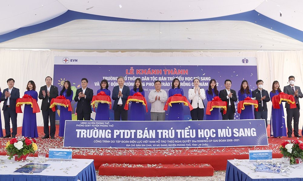 Tổng Giám đốc EVN Trần Đình Nhân cùng các đại biểu tham dự lễ khánh thành.
