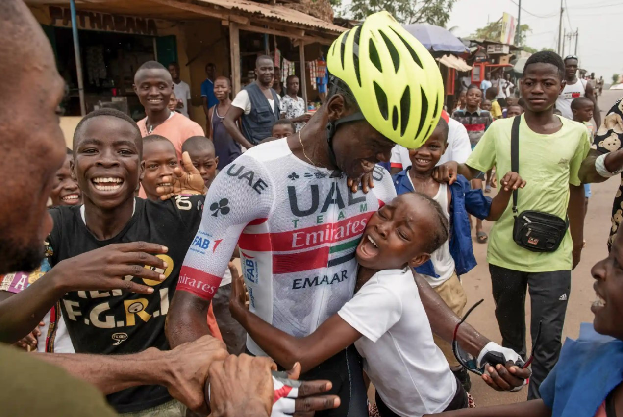 Tay đua Ibrahim Kamara ăn mừng chiến thắng. Ảnh: The Guardian.