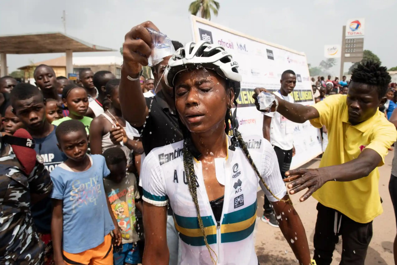 Elizabeth Mansaray, người về nhì trong cuộc đua dành cho nữ, hạ nhiệt sau hơn ba giờ đạp xe. Ảnh: The Guardian.