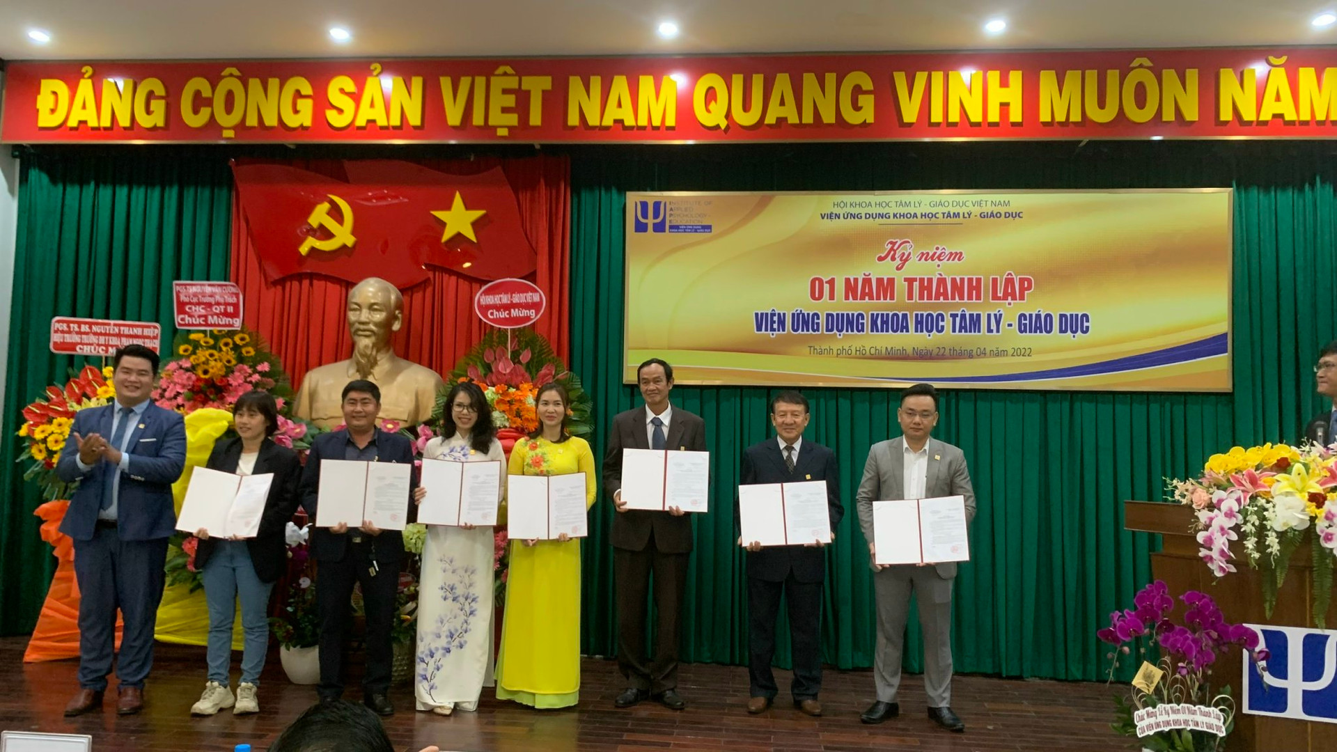 Ông Phạm Văn Giào, Viện trưởng Viện Ứng dụng Khoa học tâm lý - Giáo dục  trao các quyết định về nhân sự.