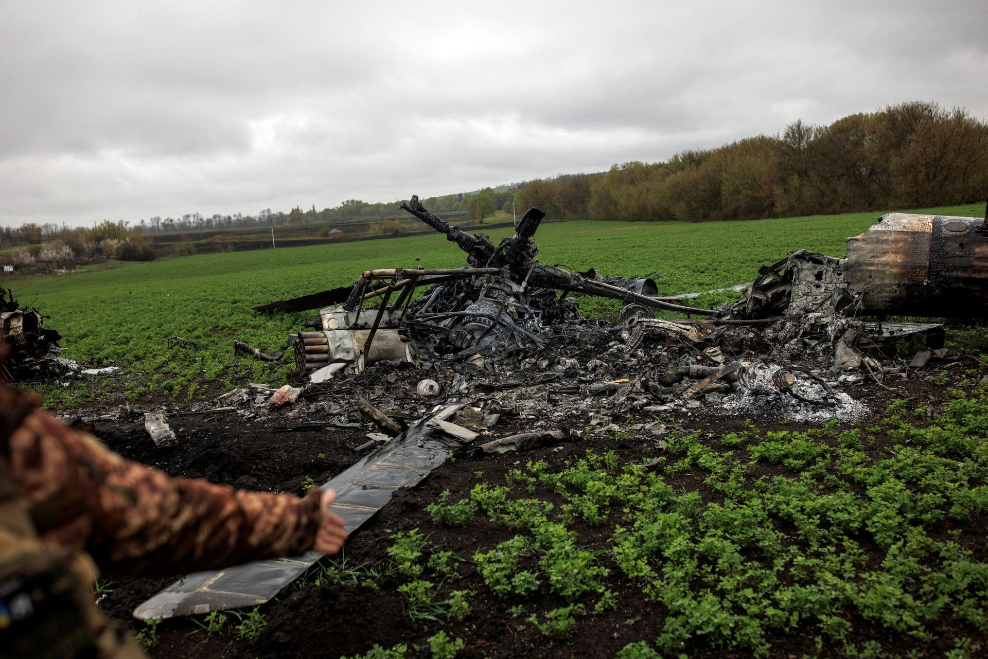 Một chiếc trực thăng bị phá hủy ở ngoại ô làng Mala Rohan, Kharkiv, Ukraine. Ảnh: Reuters.