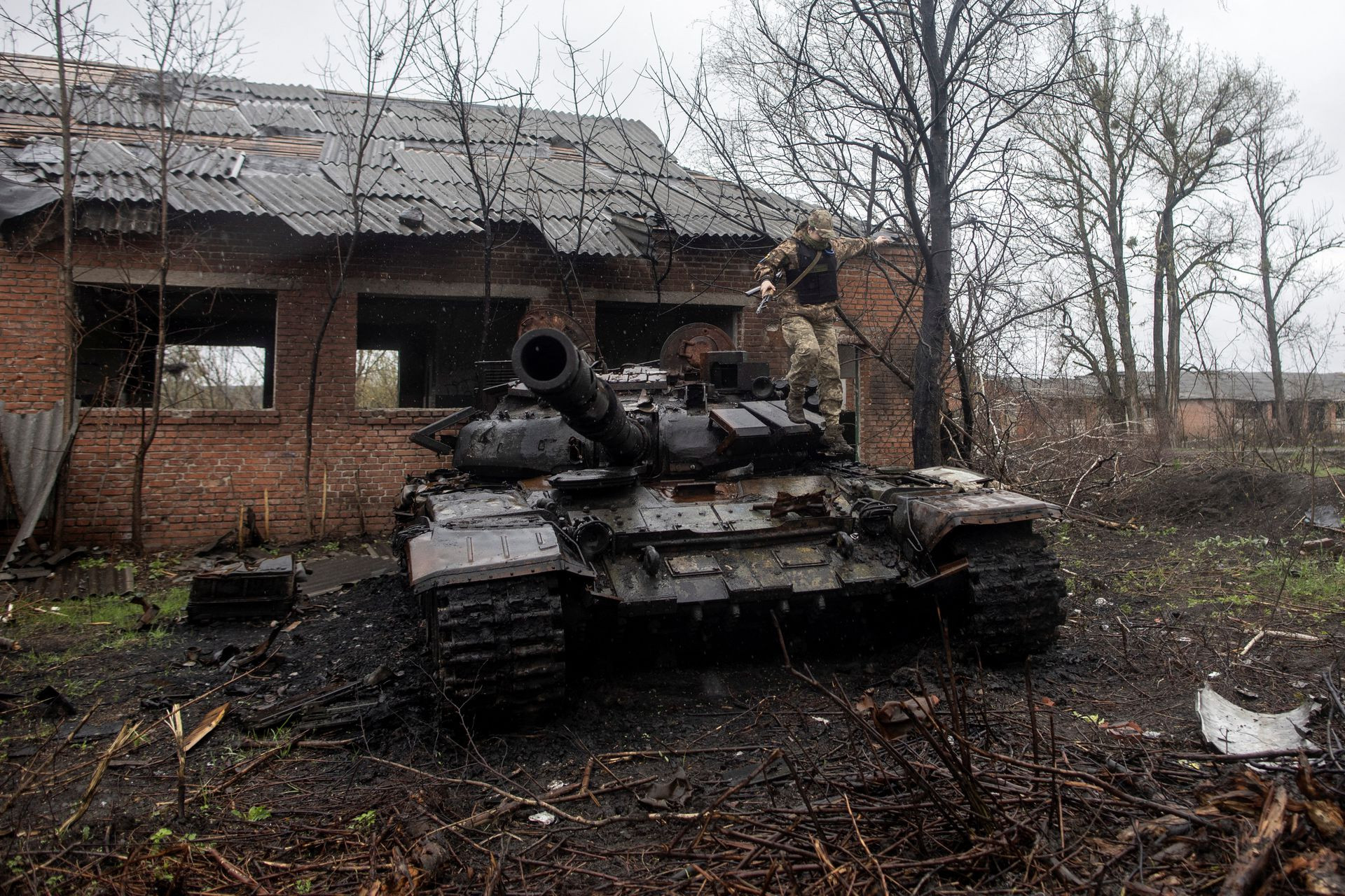Một chiếc xe tăng bị phá hủy ở ngoại ô làng Mala Rohan, Kharkiv, Ukraine. Ảnh: Reuters.