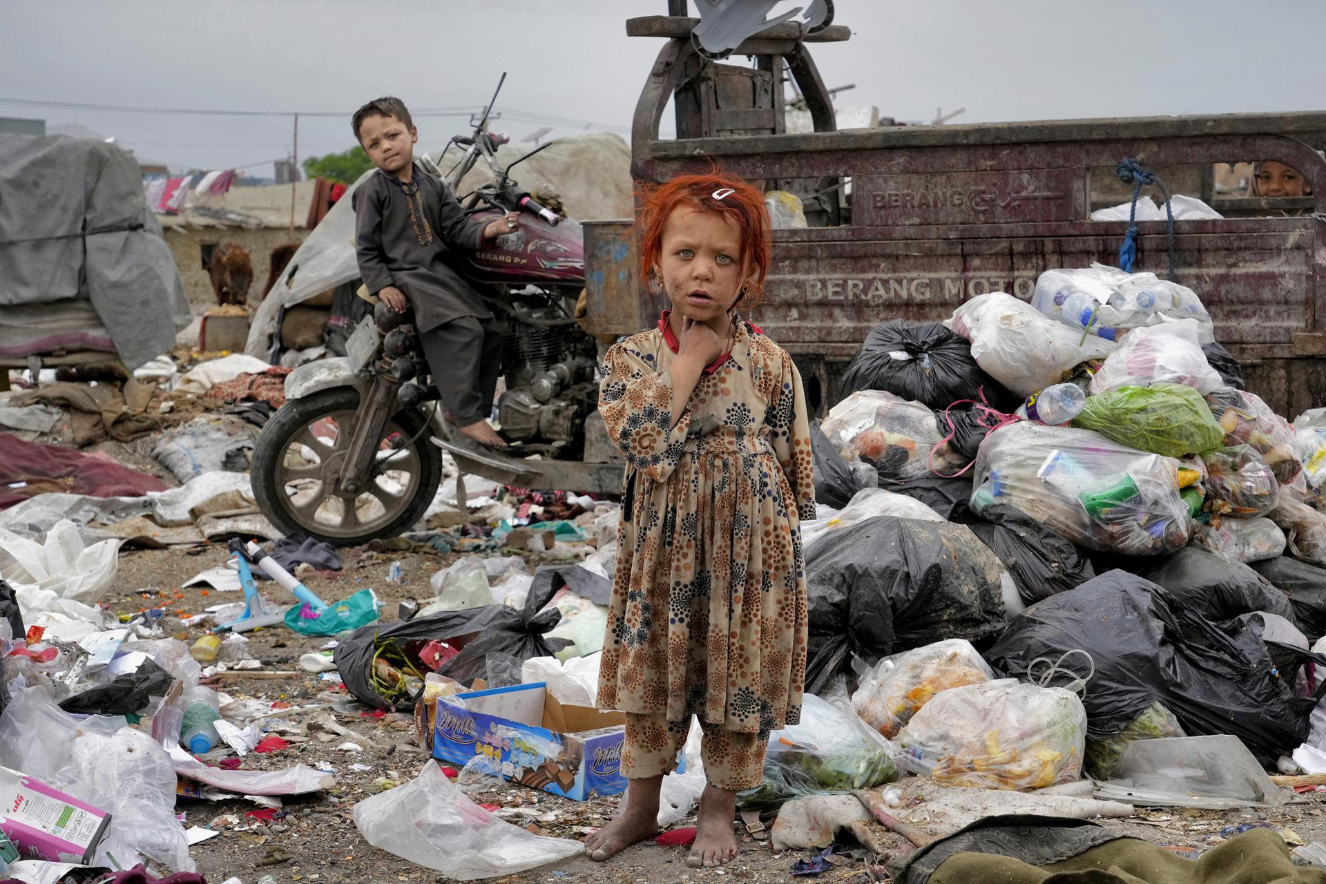 Hai đứa trẻ Afghanistan đứng giữa đống rác ở Kabul, Afghanistan. Ảnh: AP.