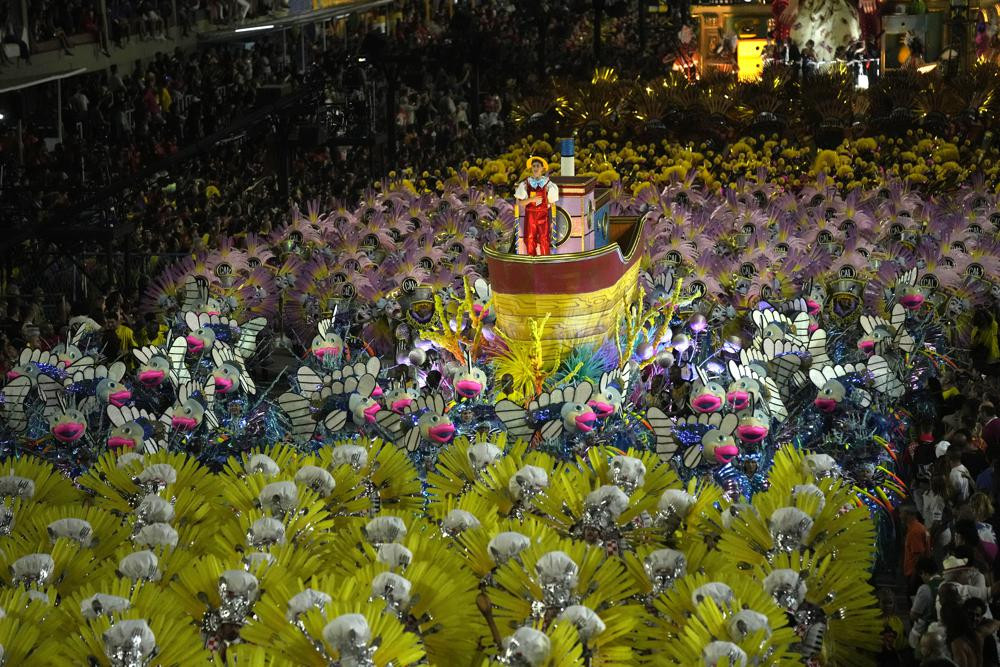 Những người biểu diễn diễu hành trên một chiếc xe trong lễ hội Carnival tại Quảng trường Sambadrome ở Rio de Janeiro, Brazil. Ảnh: AP.