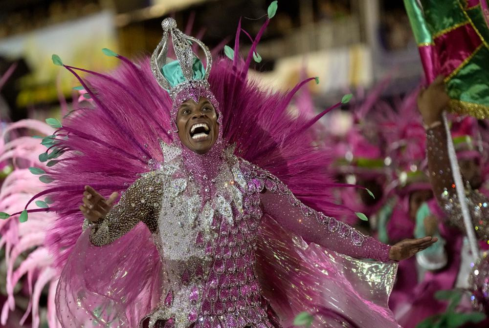 Một nghệ sĩ biểu diễn diễu hành trong lễ hội Carnival tại Quảng trường Sambadrome ở Rio de Janeiro, Brazil. Ảnh: AP.