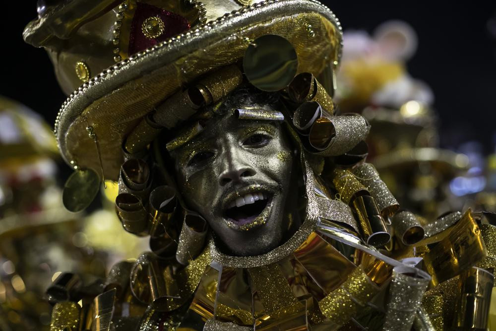 Một nghệ sĩ biểu diễn trong lễ hội Carnival tại Quảng trường Sambadrome ở Rio de Janeiro, Brazil. Ảnh: AP.