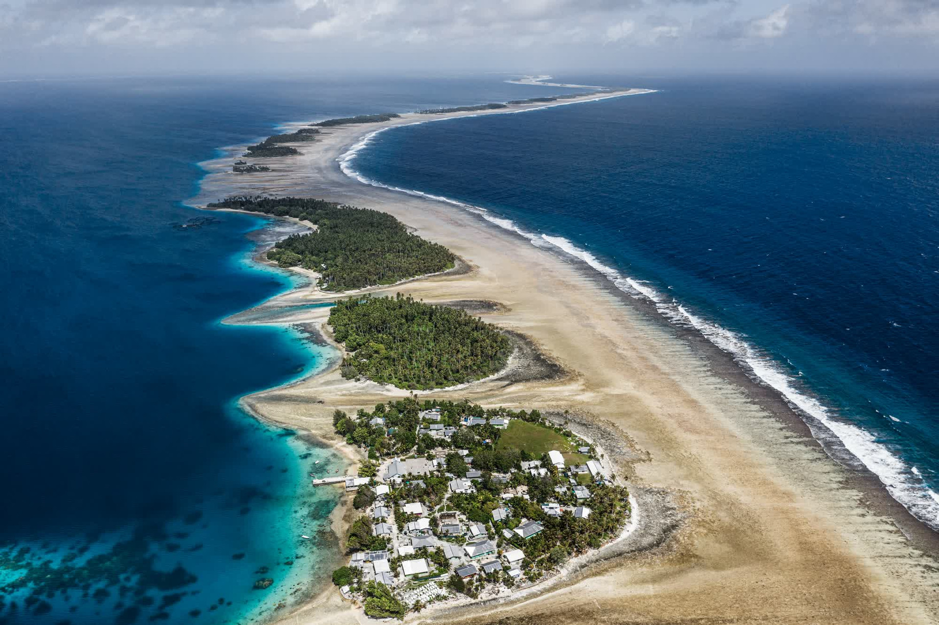 Ảnh chụp từ trên không của Đảo Ejit thuộc Đảo san hô Majuro của Quần đảo Marshall. Ảnh: CNN.