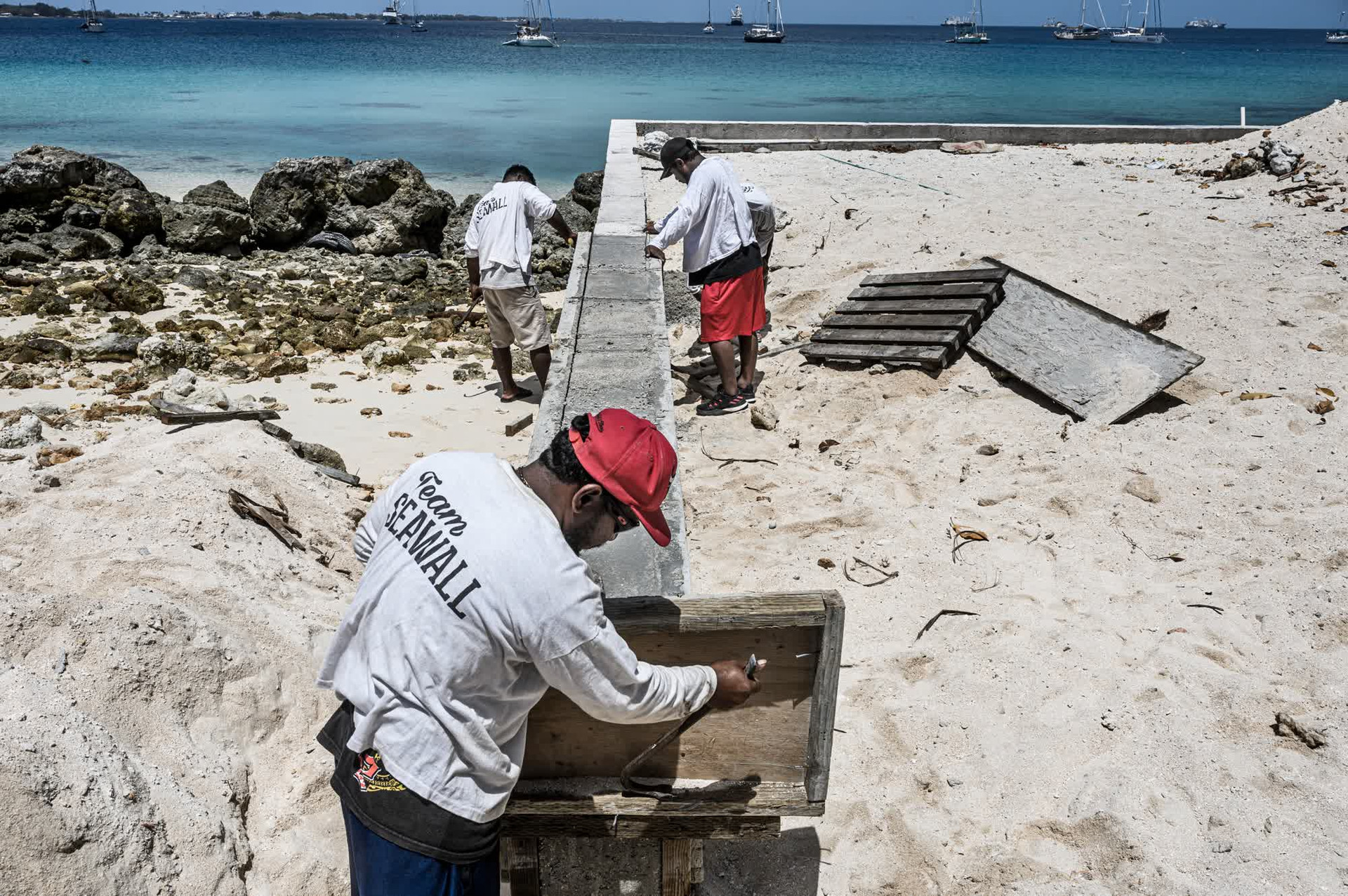 Công nhân xây dựng bức tường biển ở Quần đảo Majuro, Marshall. Ảnh: CNN.