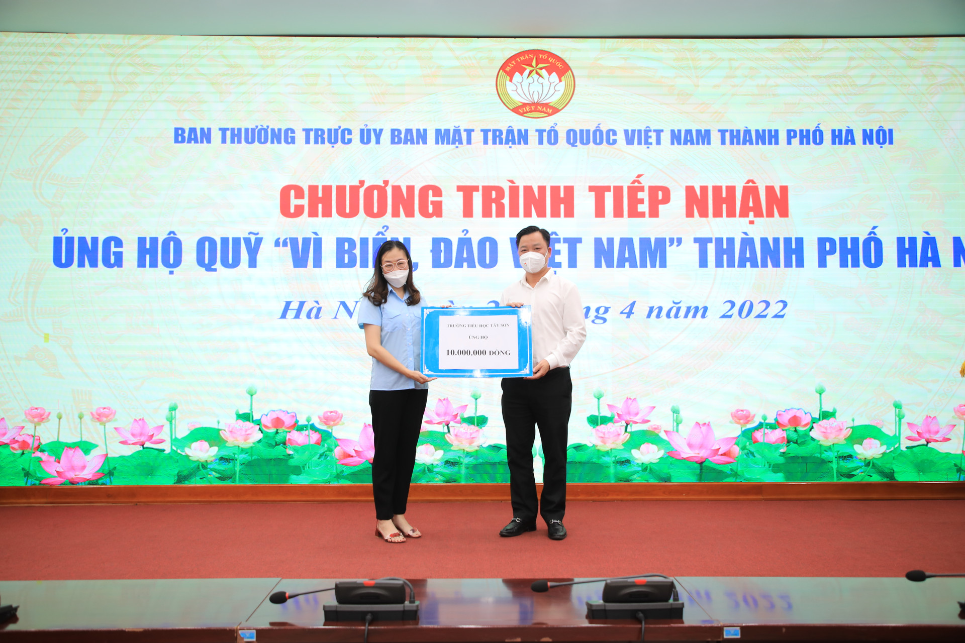 Phó Chủ tịch Nguyễn Sỹ Trường tiếp nhận ủng hộ từ Trường tiểu học Tây Sơn.