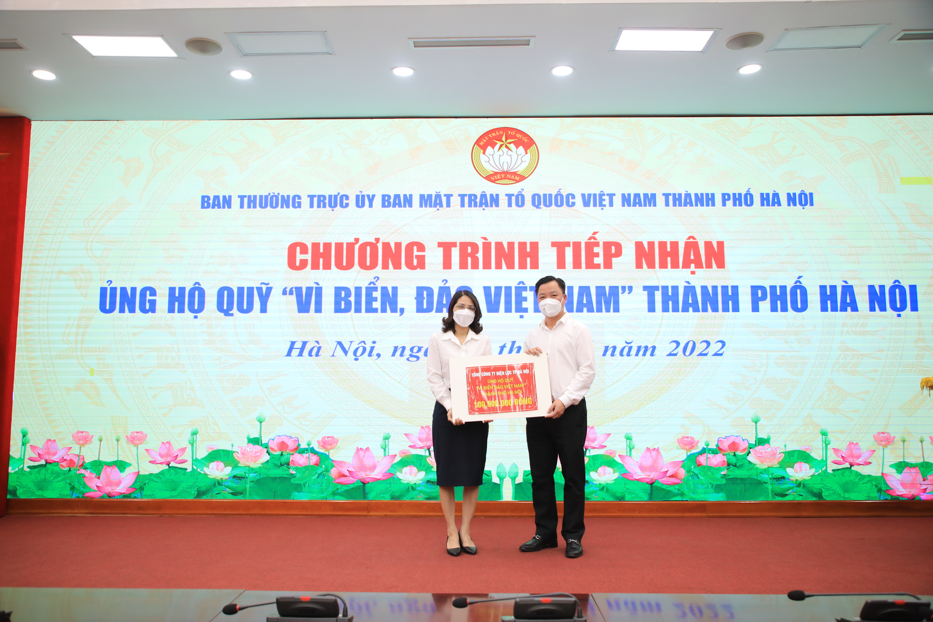 Phó Chủ tịch Nguyễn Sỹ Trường tiếp nhận ủng hộ từ Tổng Công ty Điện lực Hà Nội.