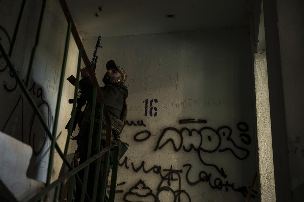 Một quân nhân Ukraine gần vị trí tiền tuyến ở Kharkiv, Ukraine. Ảnh: AP.