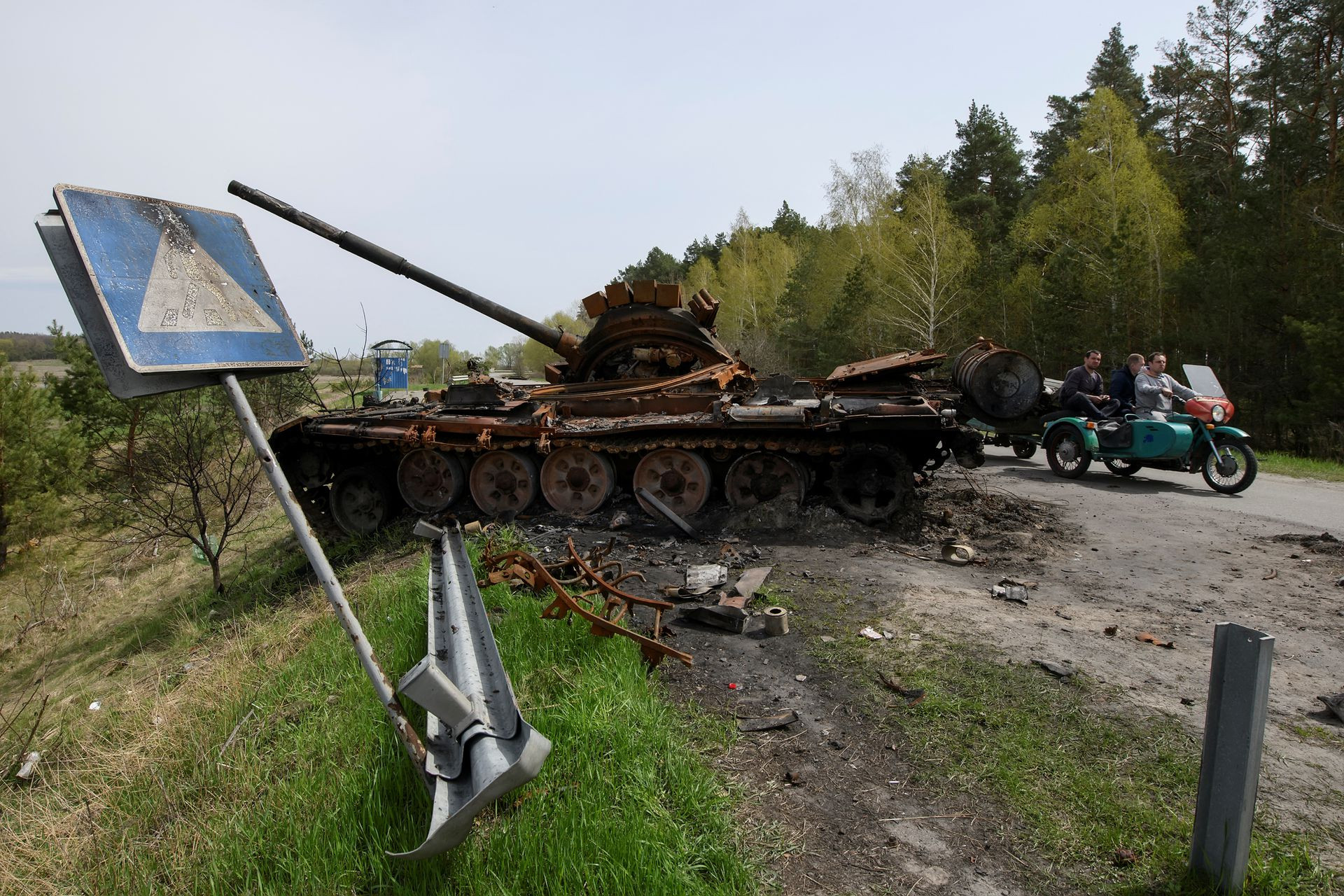 Thiết bị quân sự bị phá hủy tại làng Rusaniv, vùng Kiev, Ukraine. Ảnh: Reuters.