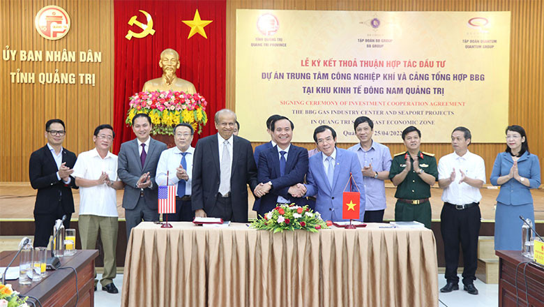 Lễ ký kết thỏa thuận hợp tác đầu tư dự án Trung tâm công nghiệp khí Hải Lăng và dự án Cảng tổng hợp Quảng Trị (Ảnh: Cổng thông tin điện tử tỉnh Quảng Trị).