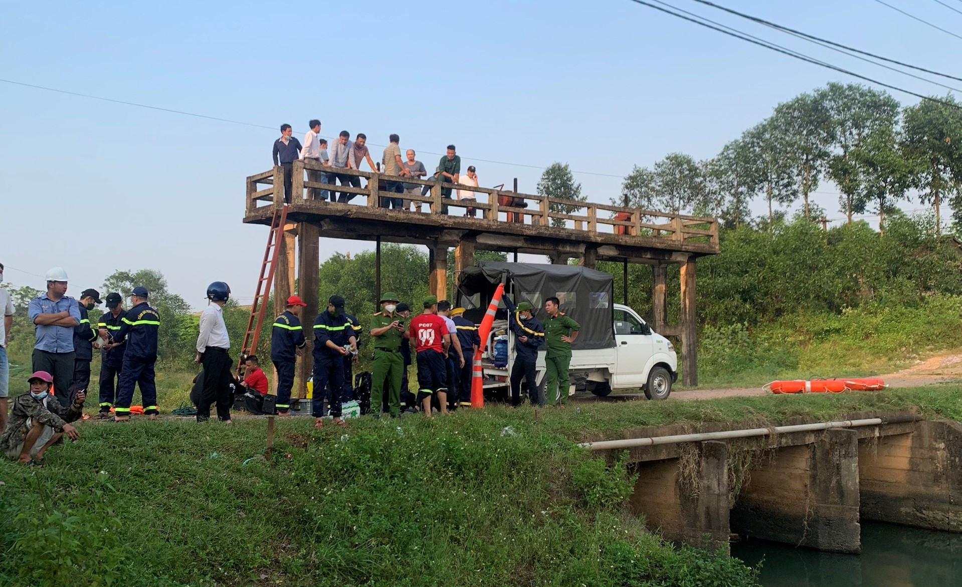 Sau gần 01 giờ triển khai, lực lượng cứu nạn, cứu hộ của Phòng Cảnh sát PCCC và CNCH Công an tỉnh Quảng Trị đã tìm thấy thi thể của các em (Ảnh: NDCC).
