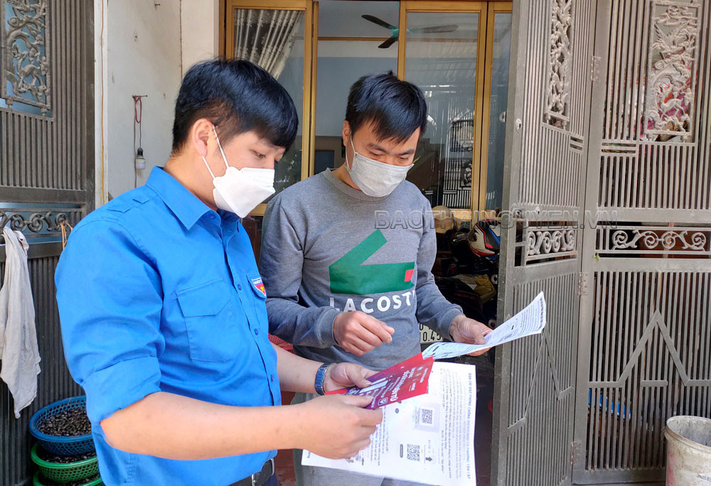 Đoàn viên thanh niên phường Tân Lập (T.P Thái Nguyên) hỗ trợ người dân cài đặt ứng dụng phòng, chống dịch Covid-19.