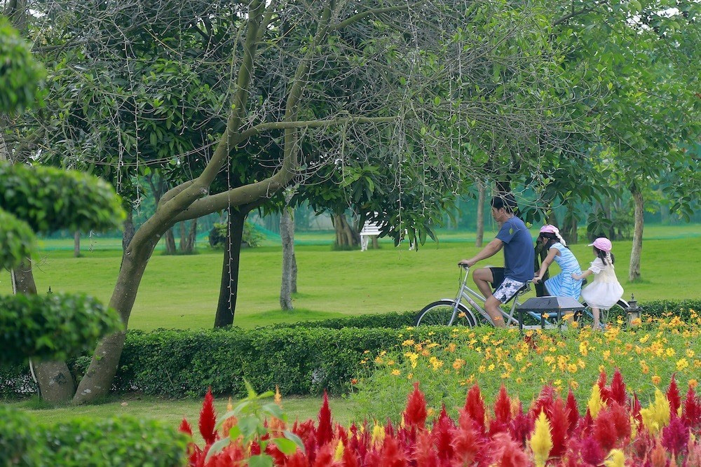 Du khách đạp xe ngắm cảnh trong khuôn viên ngập tràn cỏ cây, hoa lá của FLC Vĩnh Phúc