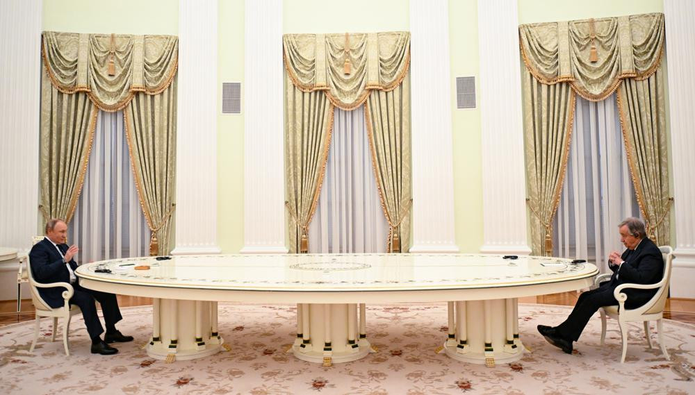 Cuộc gặp giữa Tổng thống Nga Vladimir Putin và Tổng thư ký Liên Hợp Quốc Antonio Guterres. Ảnh: AP.