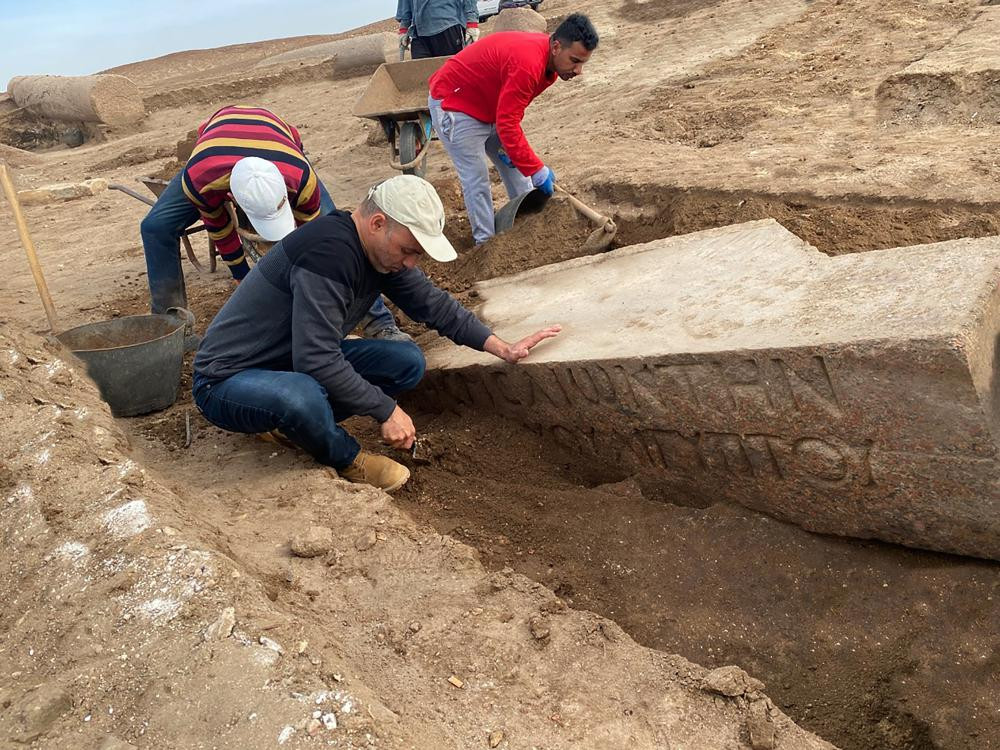 Các nhà khảo cổ học đang làm việc trong tàn tích của một ngôi đền thờ thần Zeus-Kasios tại địa điểm khảo cổ Tell el-Farma phía tây bắc của Bán đảo Sinai, Ai Cập. Ảnh: AP.