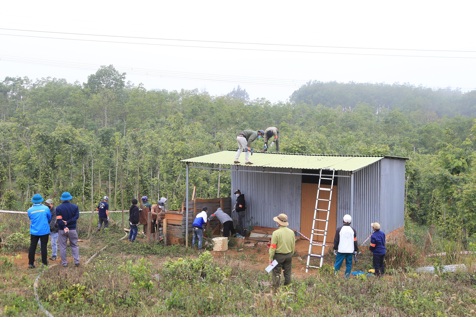 Lực lượng chức năng huyện Đắk Glong cưỡng chế các trường hợp xây dựng nhà trái phép trên đất lâm nghiệp. 