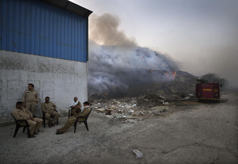 Các quan chức cứu hỏa Delhi tại bãi rác Bhalswa ở New Delhi. Ảnh: AP.