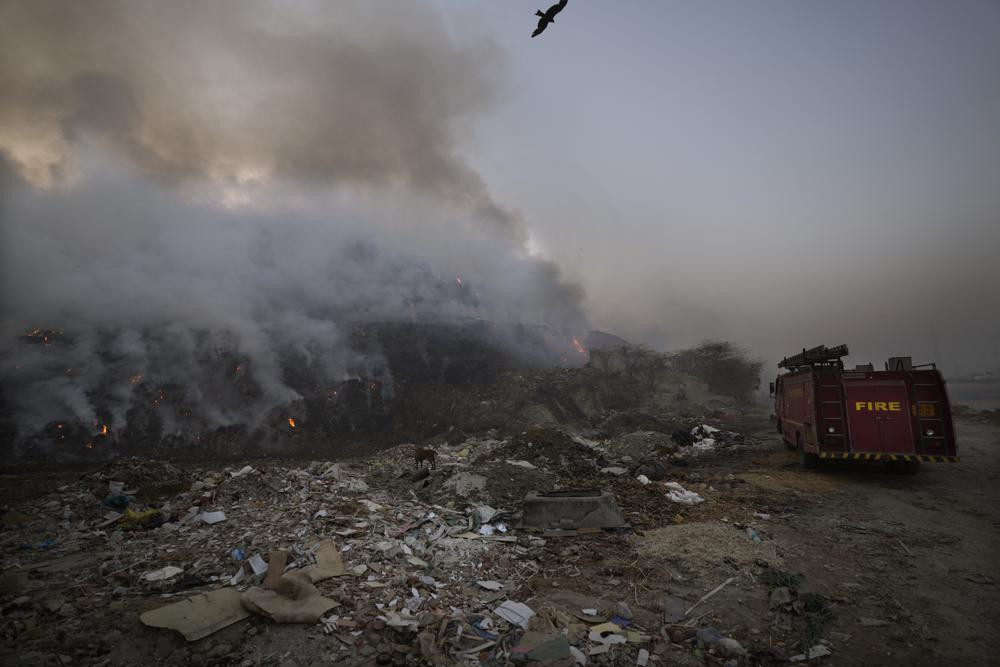 Khói bốc lên từ một đám cháy tại bãi rác Bhalswa, ở New Delhi, Ấn Độ. Ảnh: AP.