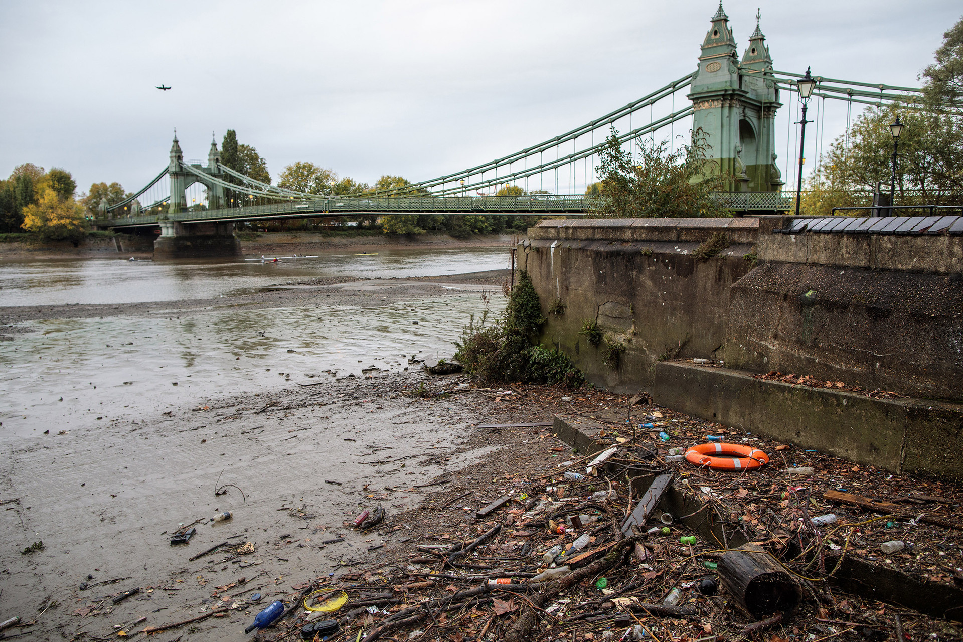 Rác thải tràn lan tại sông Thames. Ảnh: NBC News.