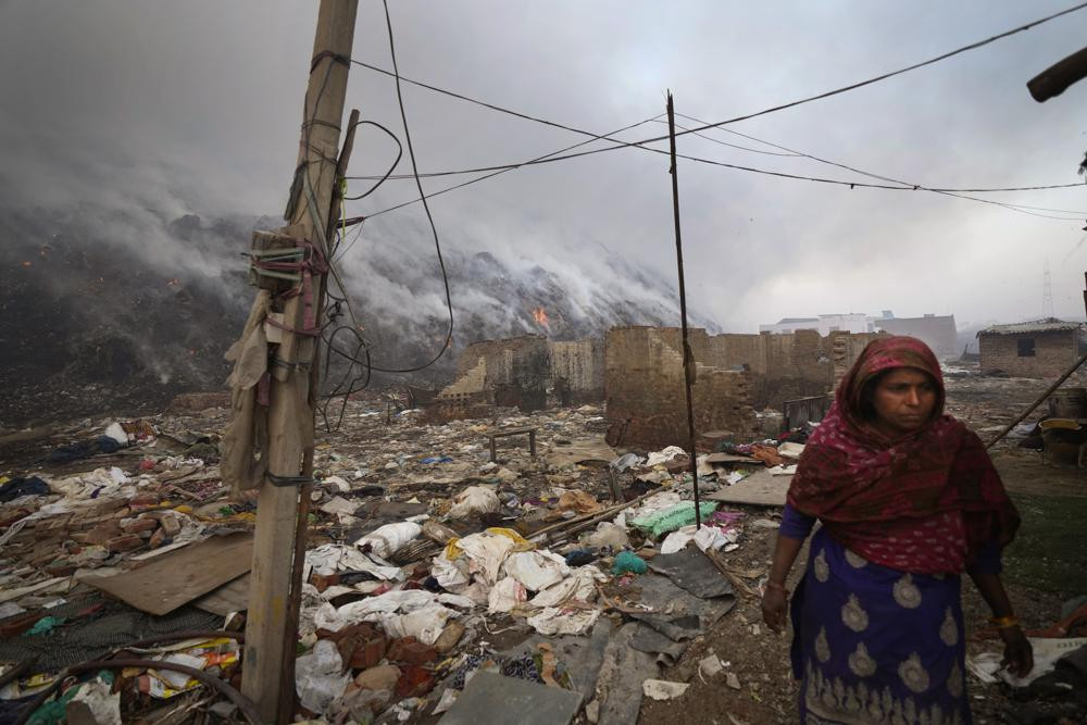 Một người phụ nữ buôn vải vụn sống ở rìa bãi rác Bhalswa, New Delhi, Ấn Độ. Ảnh: AP.