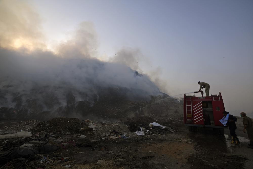 Các quan chức cứu hỏa cố gắng dập lửa tại bãi rác Bhalswa ở New Delhi, Ấn Độ. Ảnh: AP.