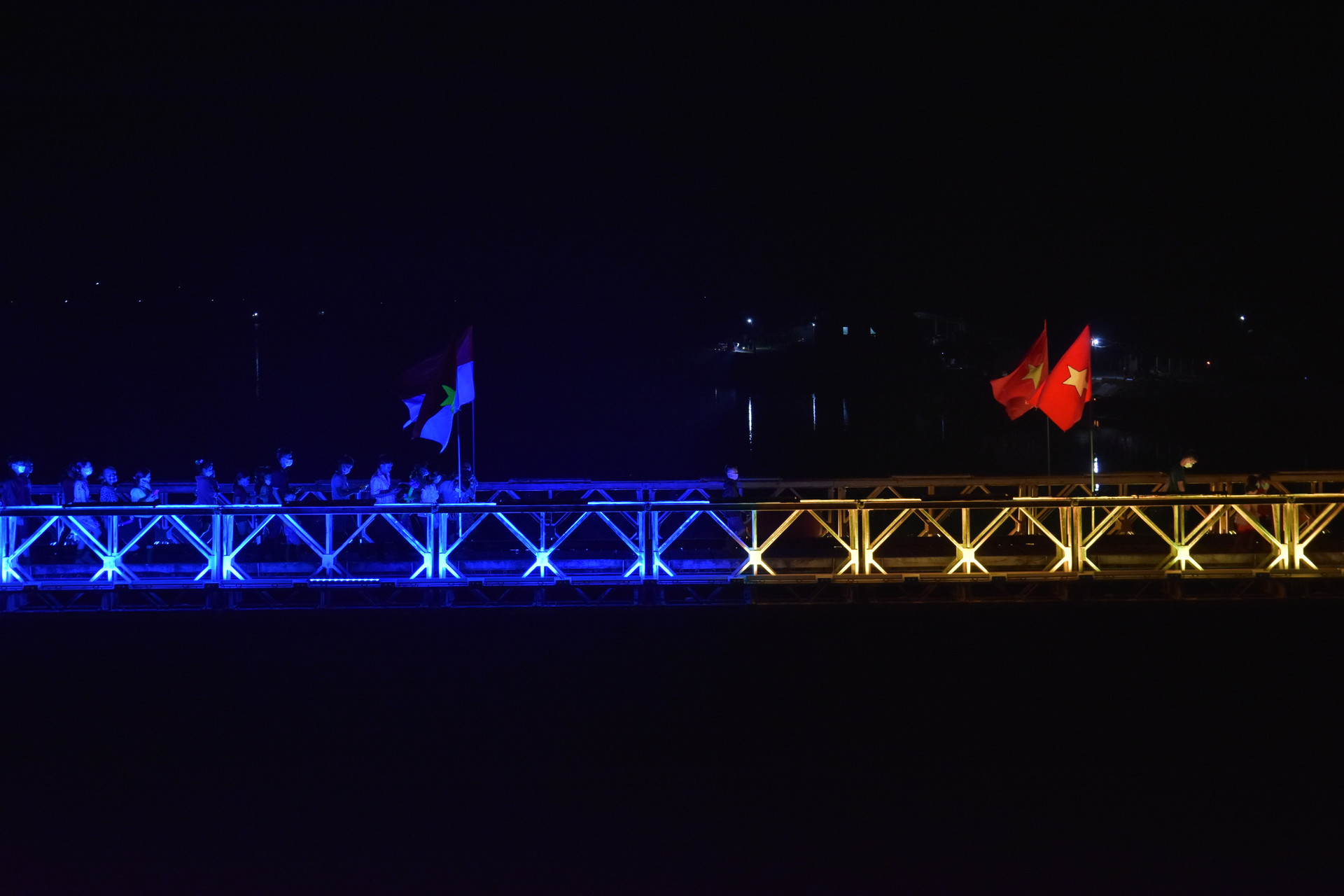 Hệ thống đèn gồm 2 màu xanh và vàng chạy dọc cầu Hiền Lương, dừng lại tại vạch sơn trắng giữa cầu - là nơi phân chia ranh giới hai miền Nam - Bắc.