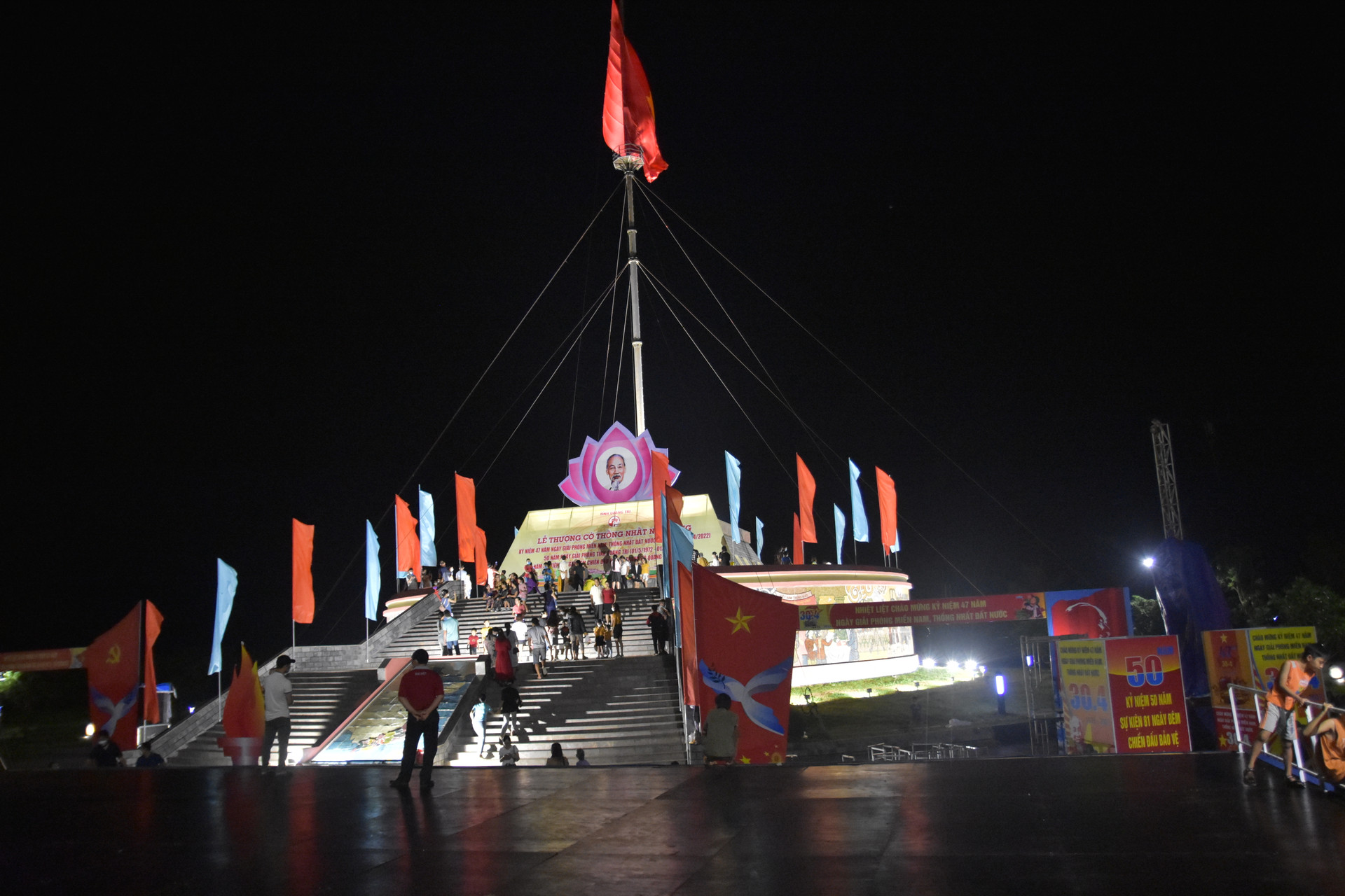 Tại khu di tích quốc gia đặc biệt đôi bờ Hiền Lương - Bến Hải sẽ diễn ra Lễ Thượng cờ “Thống nhất non sông” và diễu binh kỷ niệm 47 năm ngày giải phóng miền Nam thống nhất đất nước (30/4/1975 – 30/4/2022), 50 năm ngày giải phóng Quảng Trị (1/5/1972 – 1/5/2022) vào 7 giờ sáng ngày 30/4.