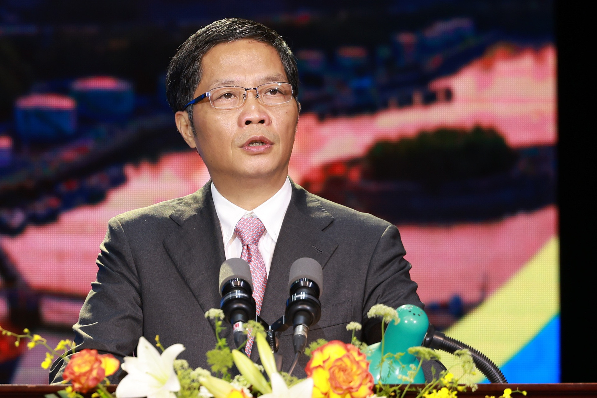Trưởng ban Kinh tế Trung ương Trần Tuấn Anh phát biểu tại hội nghị.