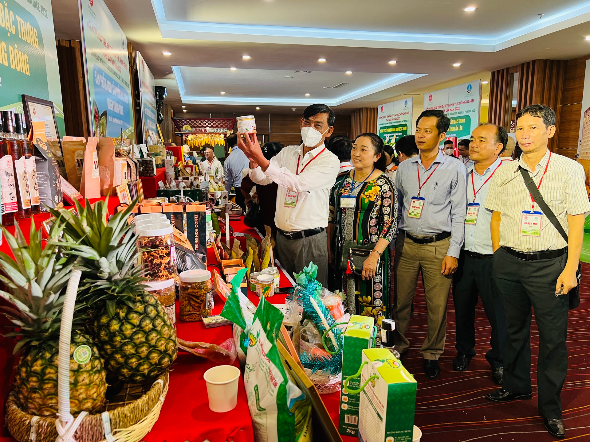 Các đại biểu thăm quan gian hàng sản phẩm nông nghiệp chất lượng cao của tỉnh Đắk Lắk