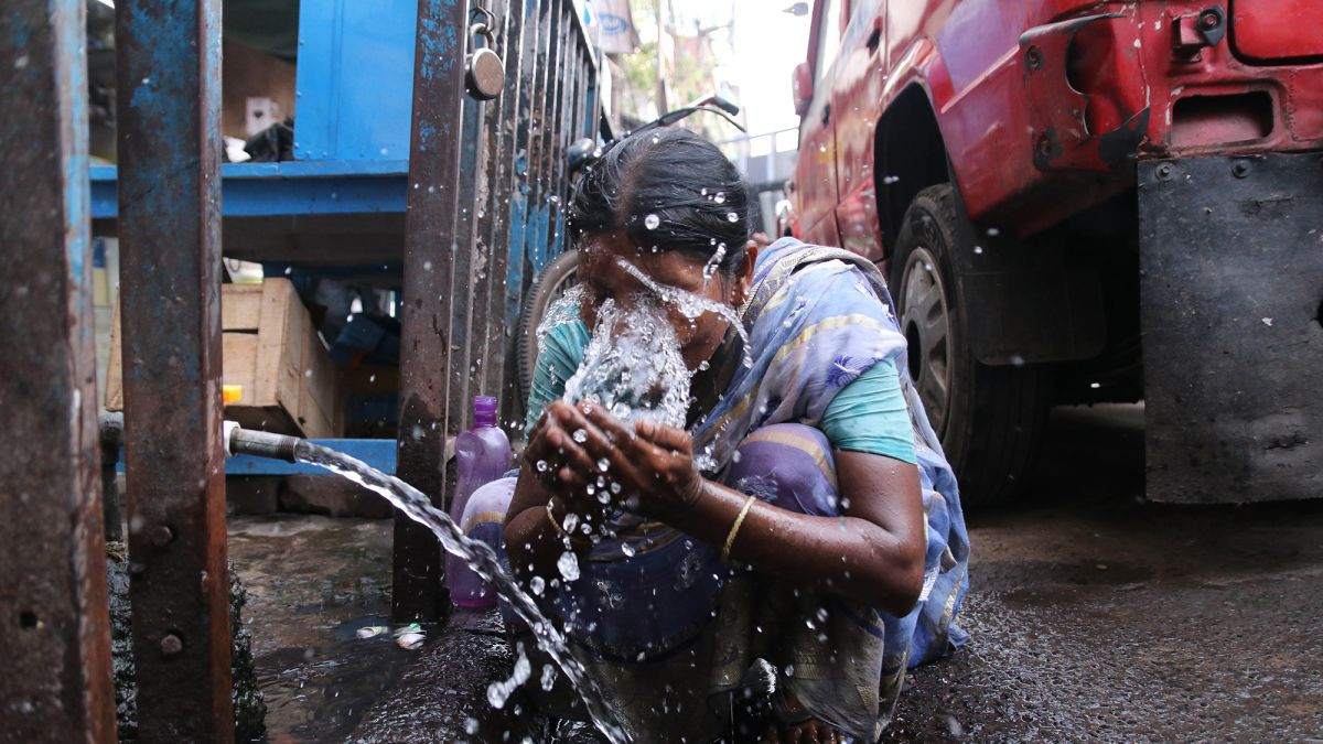 Một phụ nữ vã nước lên mặt để xua bớt cái nóng ở Kolkata, Ấn Độ. Ảnh: CNN.