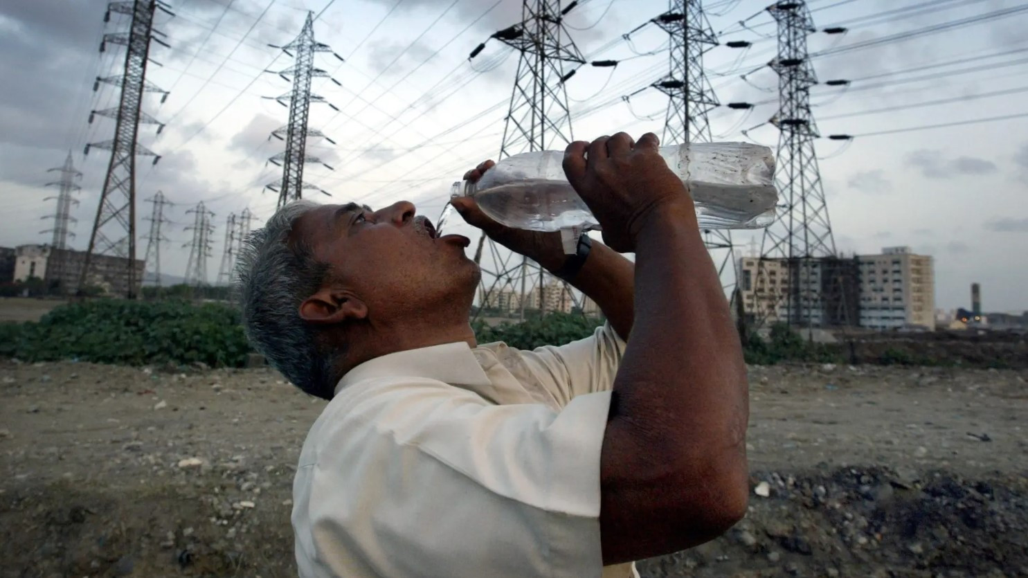 Một người đàn ông đang uống nước ở Ấn Độ. Ảnh: CNN.