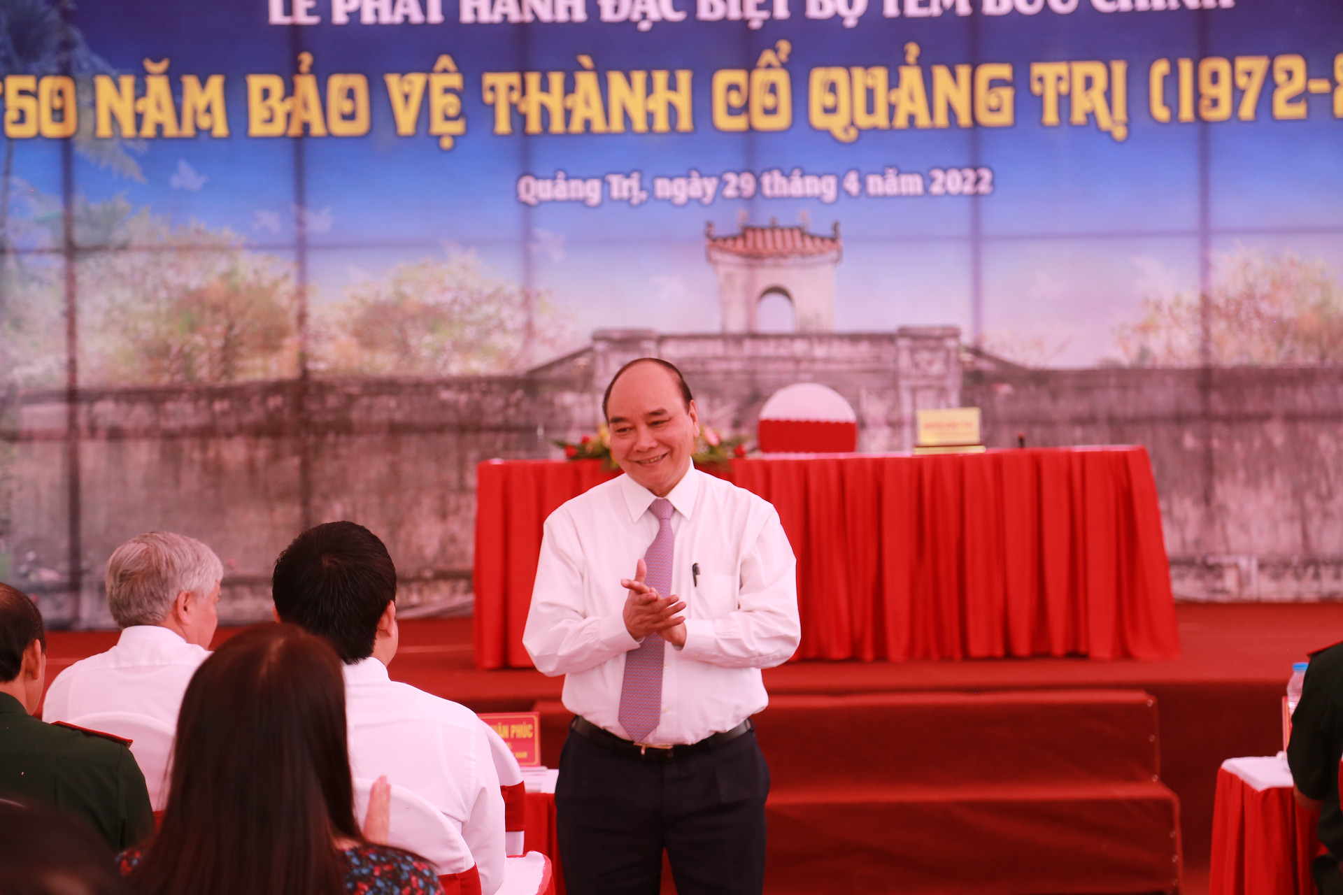 Chủ tịch nước Nguyễn Xuân Phúc tham dự lễ phát hành bộ tem đặc biệt “50 năm bảo vệ Thành cổ Quảng Trị”.