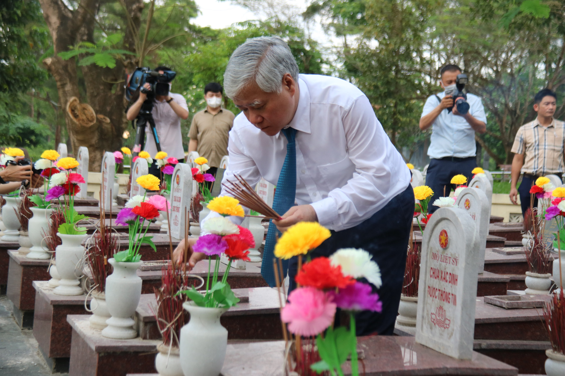 Chủ tịch nước Nguyễn Xuân Phúc đã cùng các đồng chí lãnh đạo thắp hương trên các ngôi mộ anh hùng liệt sĩ tại Nghĩa trang Liệt sĩ Quốc gia Trường Sơn.