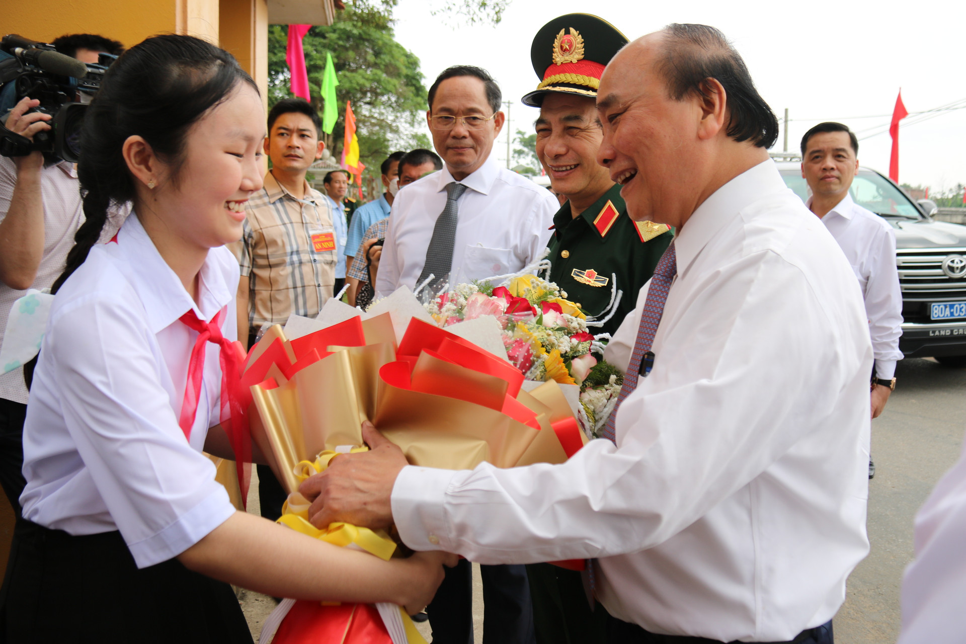 Thầy, cô giáo và học sinh trường THCS Triệu Thành vui mừng được đón tiếp lãnh đạo Đảng, Nhà nước; lãnh đạo các Bộ, ngành Trung ương và lãnh đạo địa phương về tham dự lễ khánh thành.