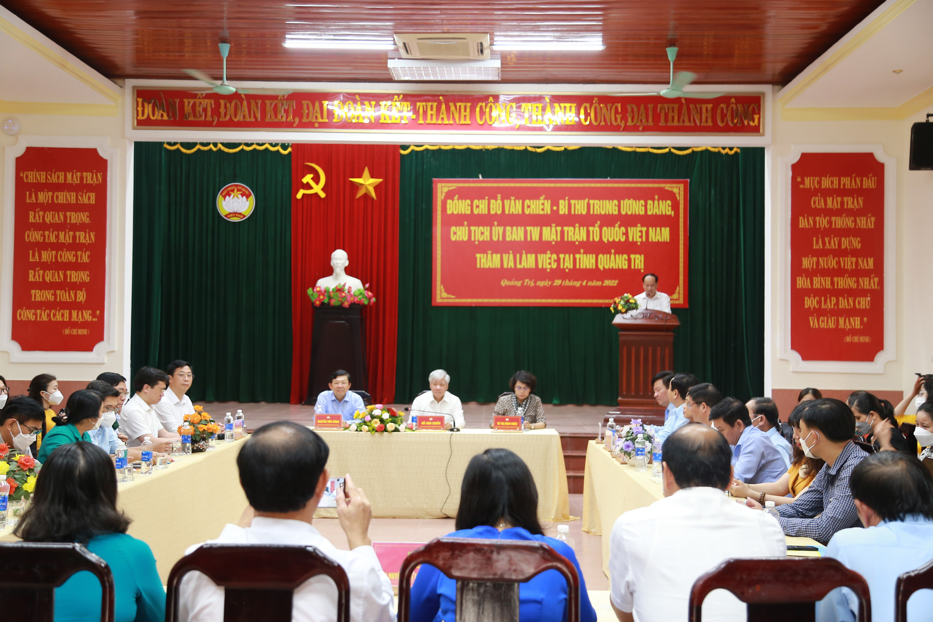 Đồng chí Đỗ Văn Chiến và đoàn làm thăm và làm việc với UBMTTQVN tỉnh Quảng Trị.