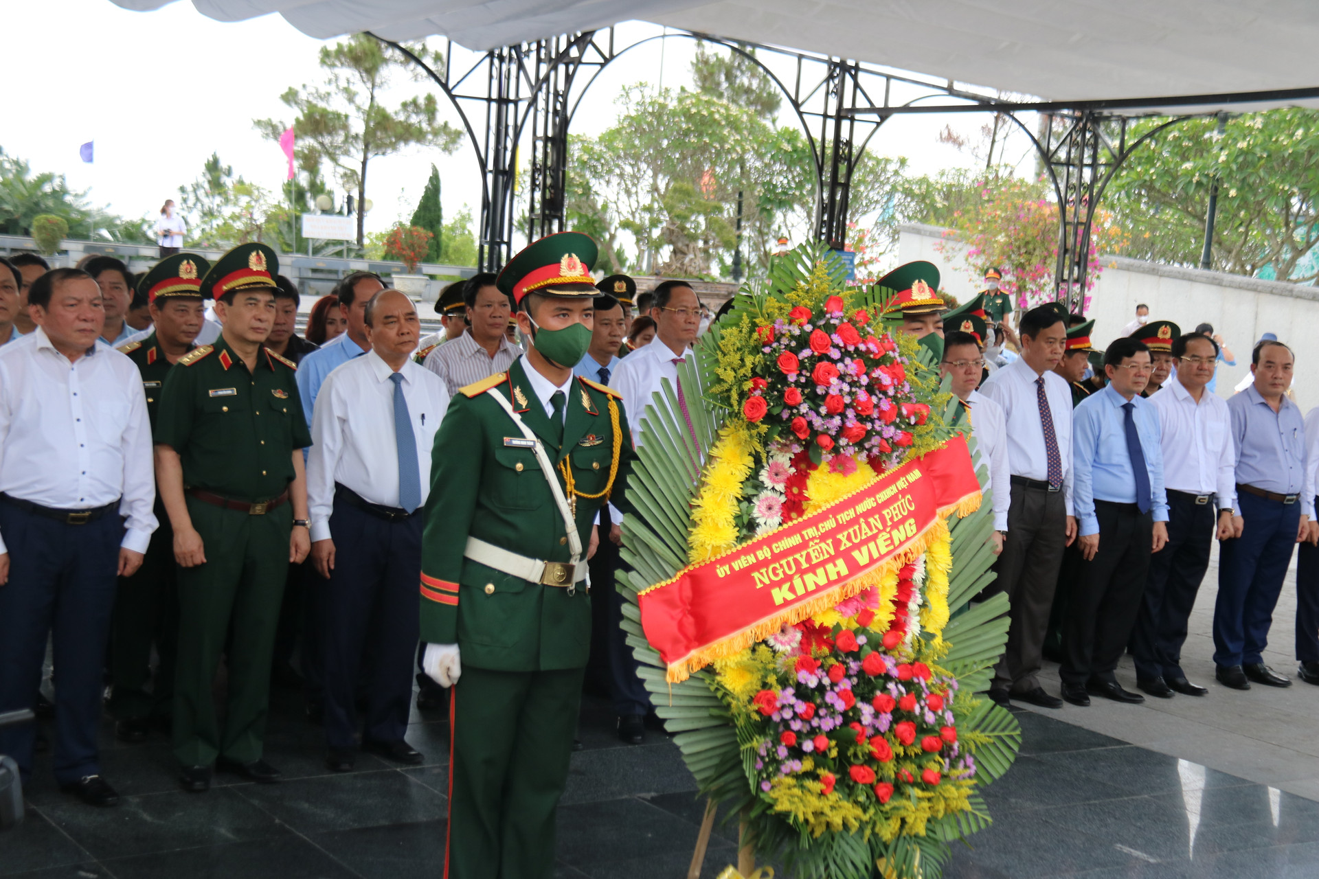 Chủ tịch nước và các đồng chí lãnh đạo Trung ương, địa phương đã đến dâng hương, dâng hoa viếng các anh hùng liệt sĩ tại Nghĩa Trang Liệt sĩ Quốc gia Trường Sơn và Nghĩa trang Liệt sĩ Quốc gia Đường 9.
