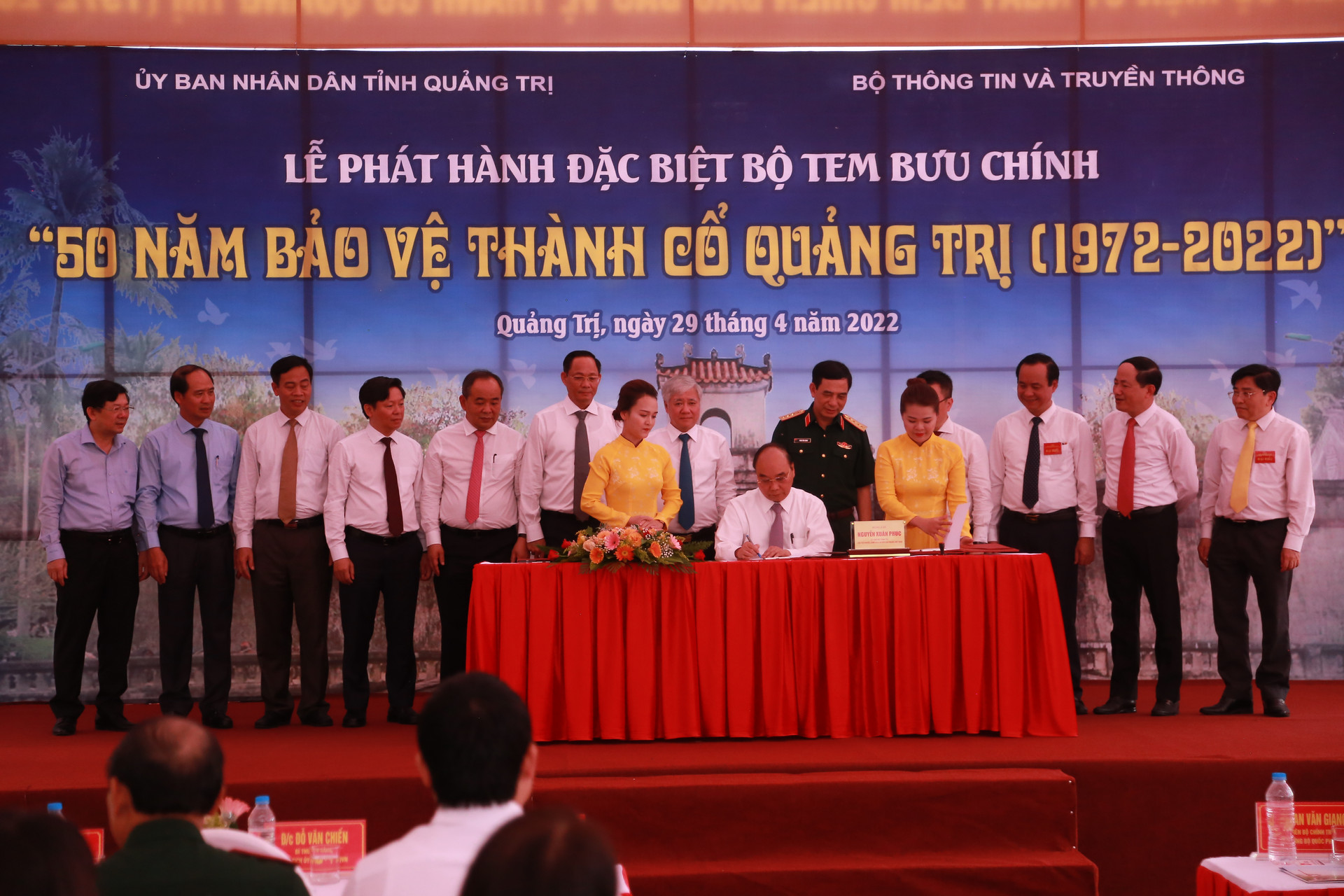 Chủ tịch nước Nguyễn Xuân Phúc ký, đóng dấu phát hành bộ tem đặc biệt “50 năm bảo vệ Thành cổ Quảng Trị”.