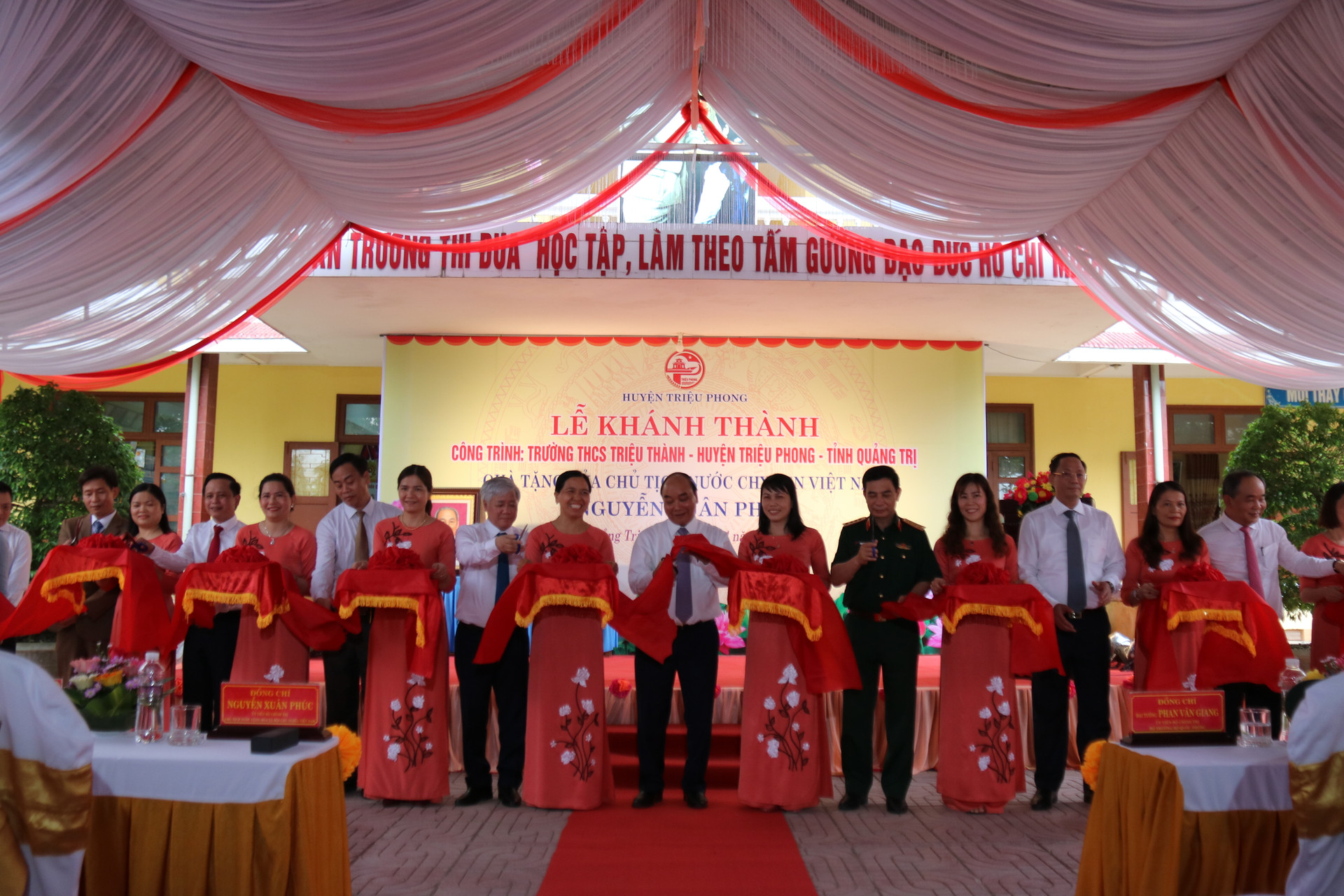 Trường THCS Triệu Thành vinh hạnh được Chủ tịch nước Nguyễn Xuân Phúc và nhiều lãnh đạo Đảng, Nhà nước; lãnh đạo Bộ, ban, ngành Trung ương và địa phương cắt băng khánh thành.