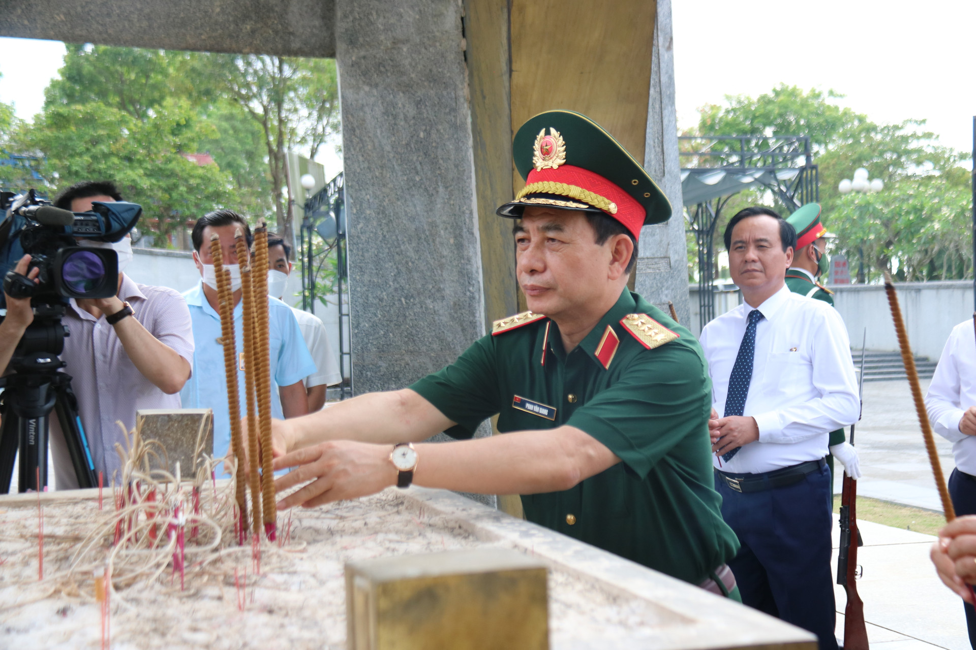 Cùng đi viếng các anh hùng liệt sĩ lần này có Đại tướng Phan Văn Giang, Ủy viên Bộ Chính trị, Bộ trưởng Bộ Quốc phòng.