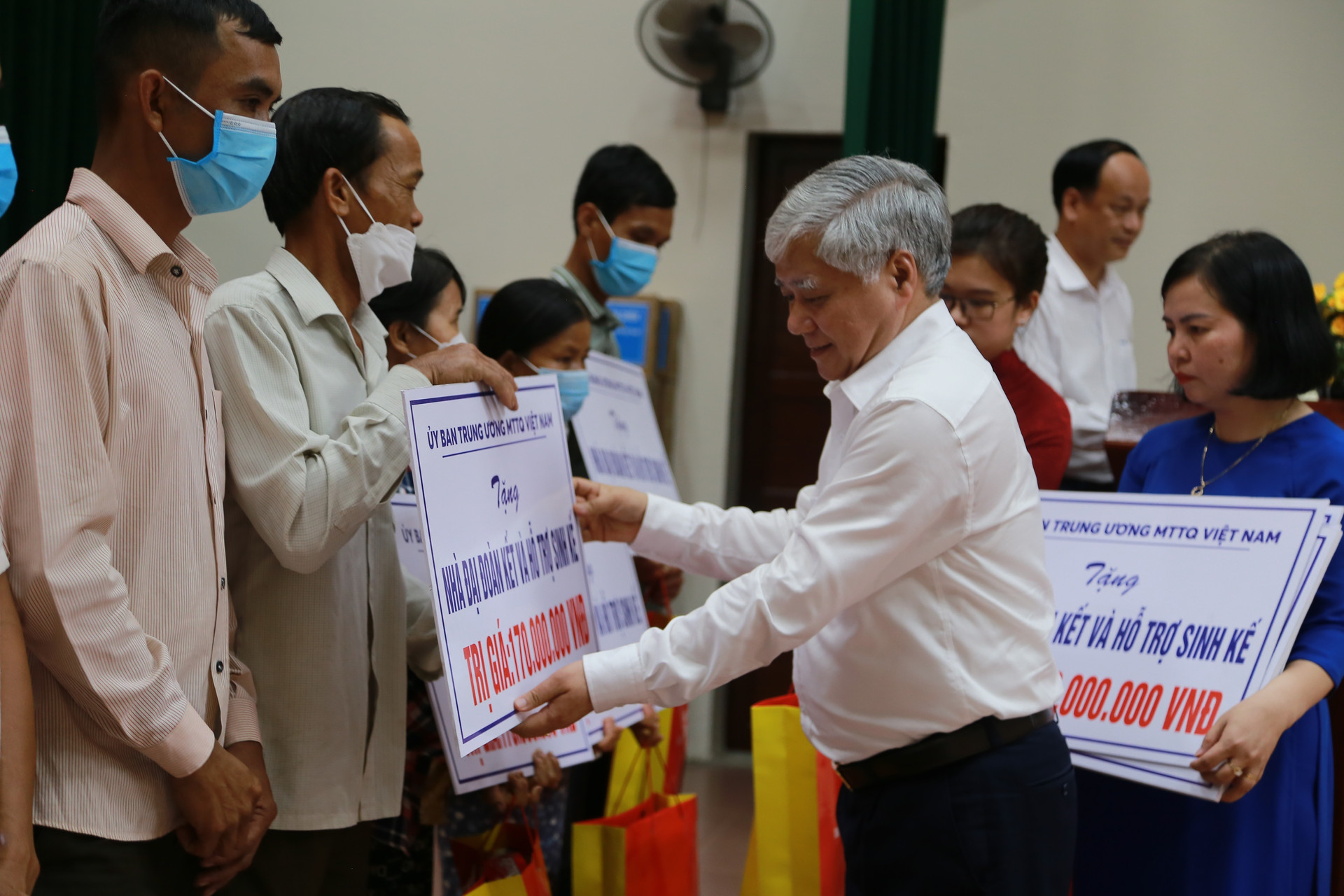 Chủ tịch UBTƯ MTTQVN trao phần quà đến 10 gia đình đại diện cho các gia đình hộ nghèo và các trường học trên địa bàn tỉnh Quảng Trị.