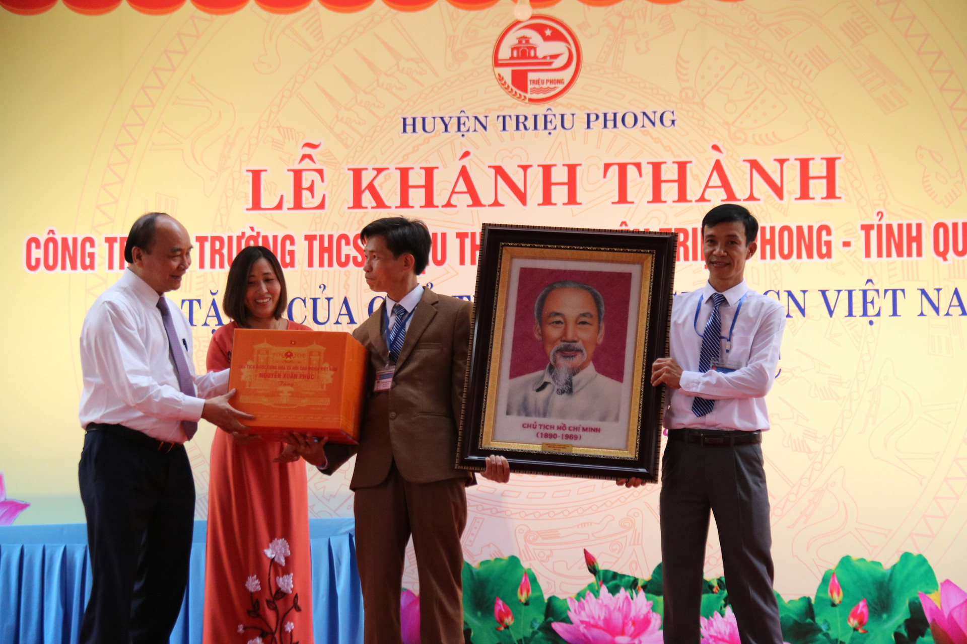 Chủ tịch nước Nguyễn Xuân Phúc trao quà lưu niệm cho trường THCS Triệu Thành.