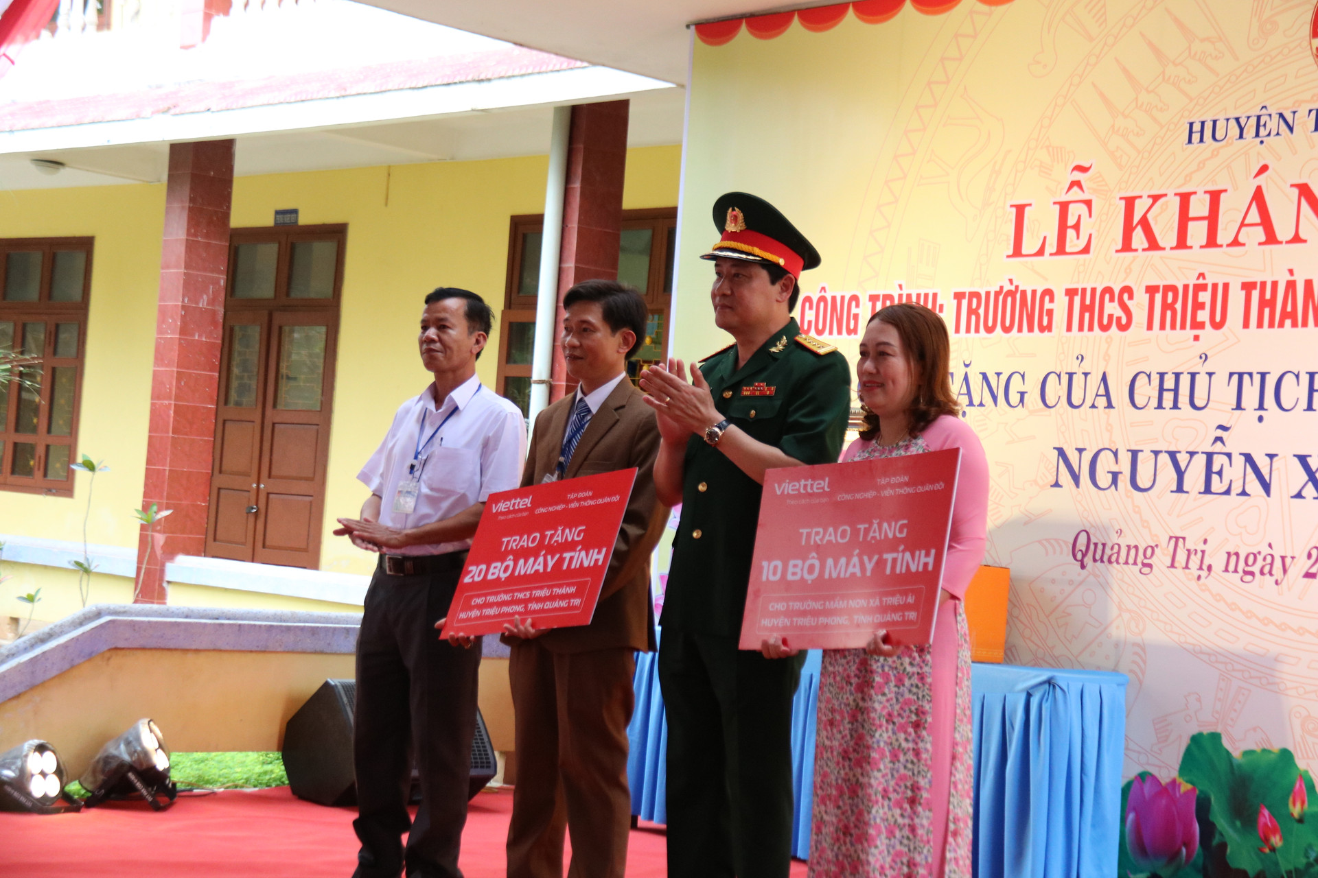 Tập đoàn Công nghiệp - Viễn thông quân đội trao tặng máy tính cho trường THCS Triệu Thành (20 bộ) và trường Mầm non xã Triệu Ái (10 bộ).