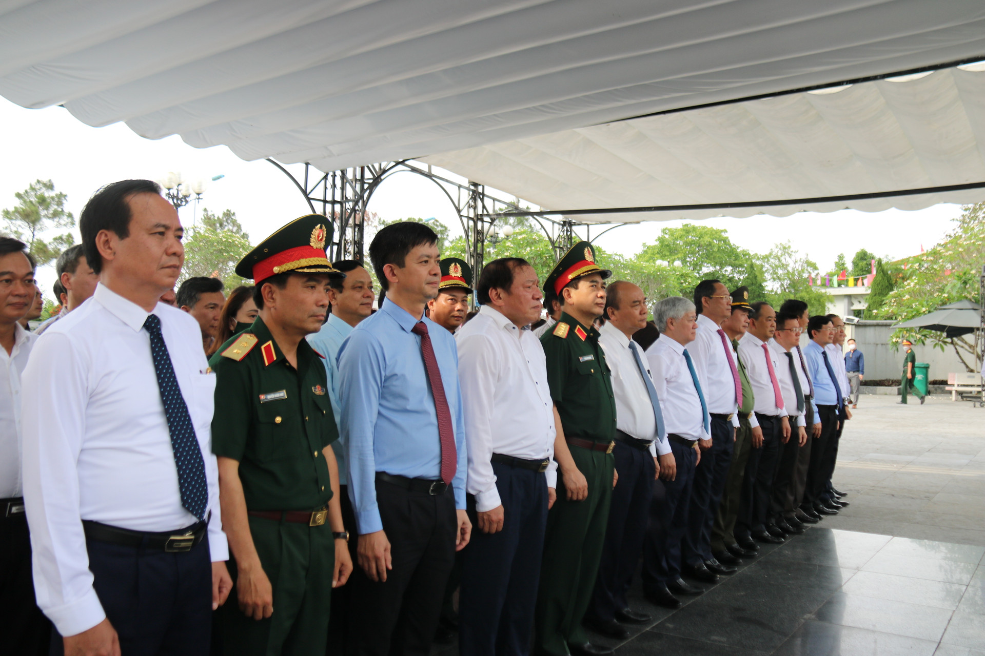 Chủ tịch nước đến viếng tại Nghĩa trang Liệt sĩ Quốc gia Đường 9.