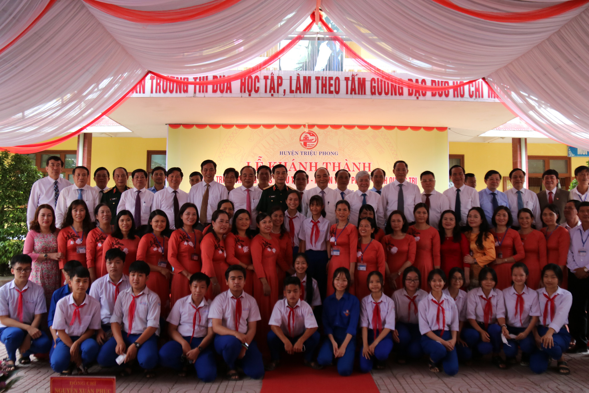 Lãnh đạo Đảng, Nhà nước; lãnh đạo nhiều Bộ, ngành Trung ương và lãnh đạo địa phương chụp ảnh lưu niệm cùng thầy cô giáo, học sinh trường THCS Triệu Thành.
