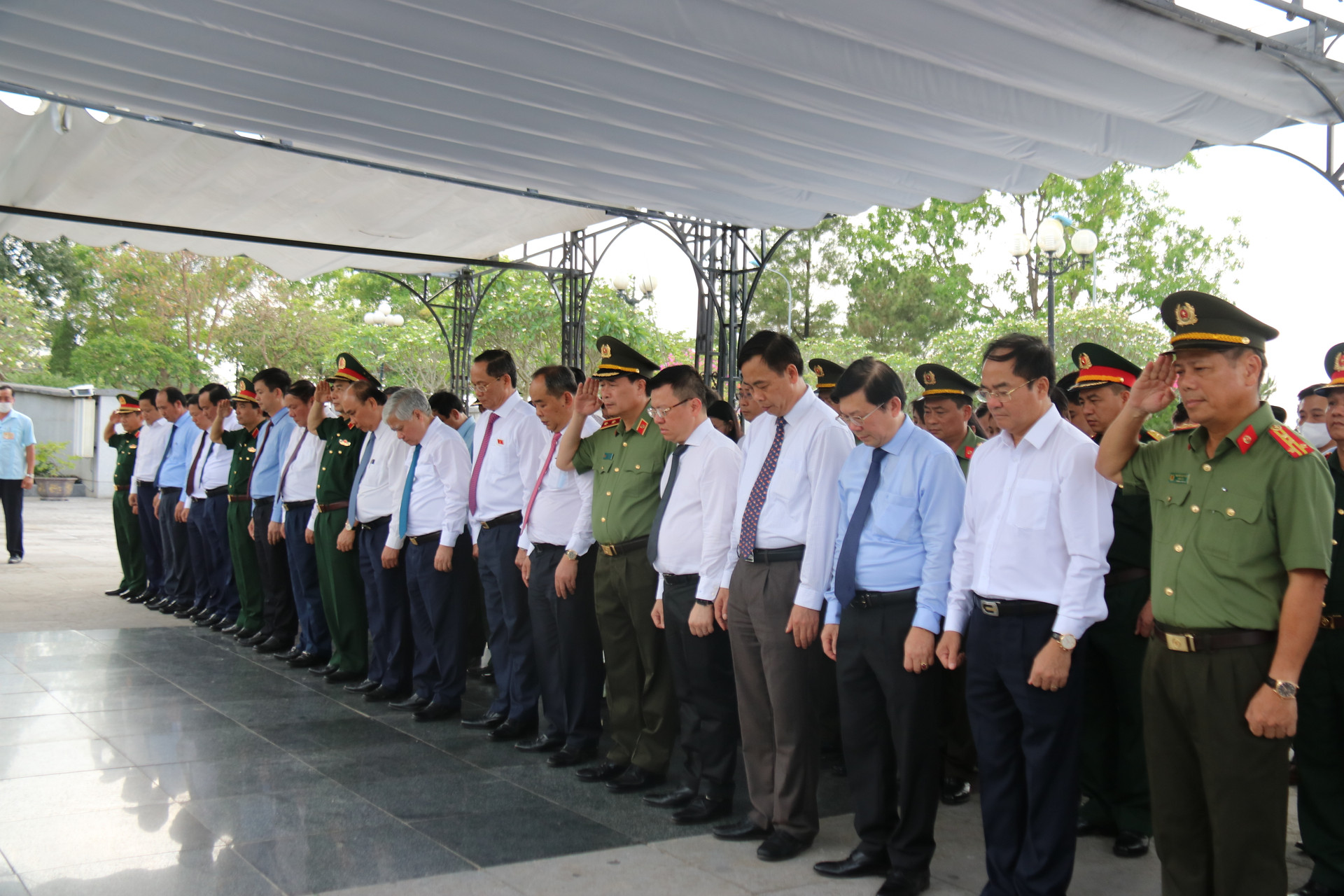Đoàn thực hiện nghi thức phút mạc niệm trước anh linh các anh hùng liệt sĩ đã hi sinh cho sự nghiệp giải phóng dân tộc, thống nhất đất nước.