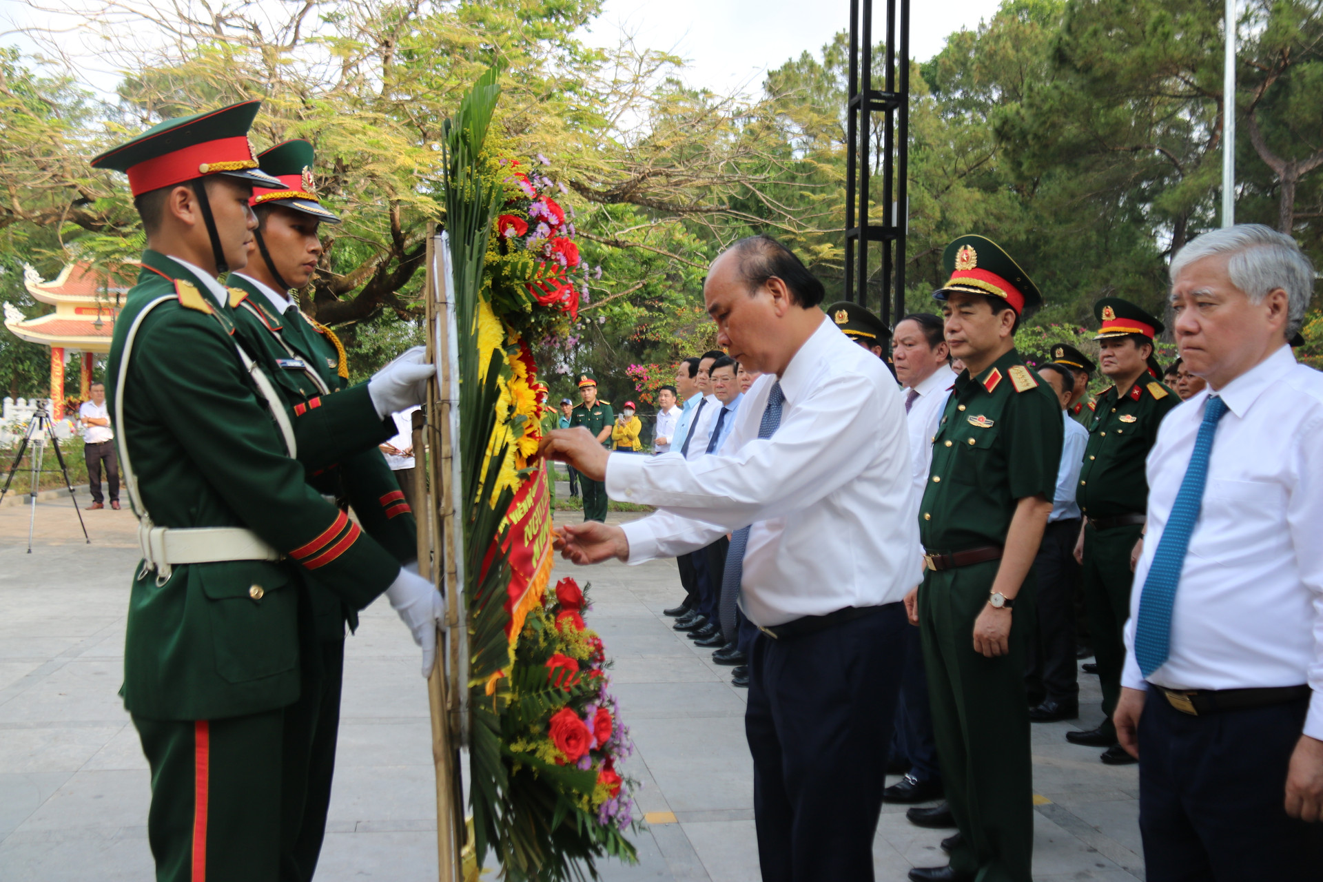 Tại Nghĩa trang Liệt sĩ Quốc gia Trường Sơn, Chủ tịch nước và đoàn đại biểu đã dâng hương, dâng hoa viếng các anh hùng liệt sĩ.