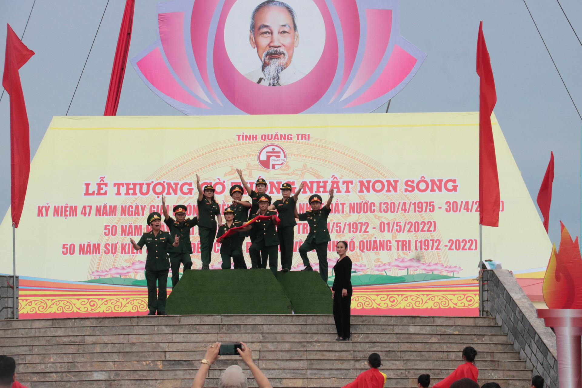 Lễ Thượng cờ “Thống nhất non sông” và diễu binh, diễu hành được tổ chức tại Di tích Quốc gia đặc biệt Đôi bờ Hiền Lương - Bến Hải.